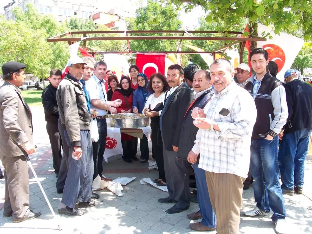 MHP Kadın Kolları Helva İkram Etti