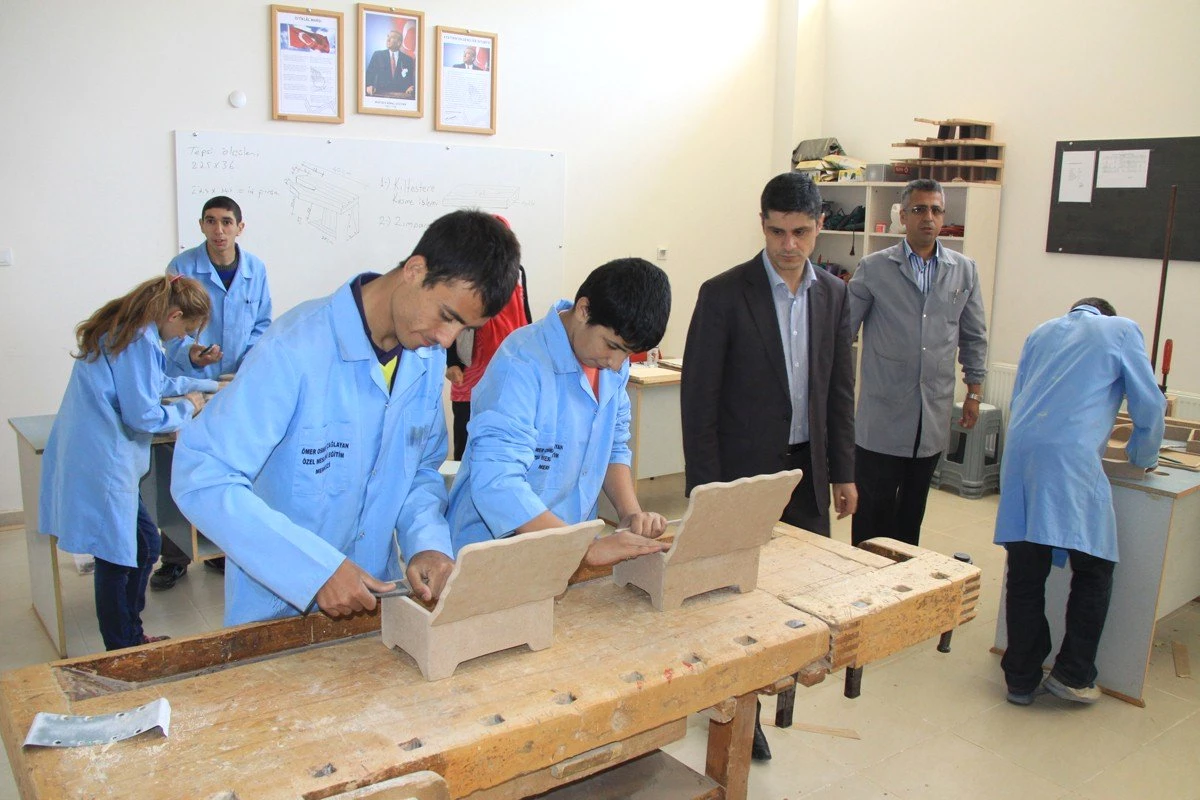 (Özel Haber) Zihinsel Engelli Öğrenciler Mobilya Fabrikası Gibi Üretim Yapıyor