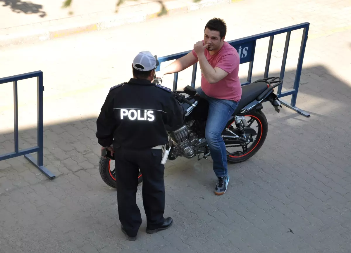 Polis Yoldan Geçen Motosikletlilere Eğitim Verdi