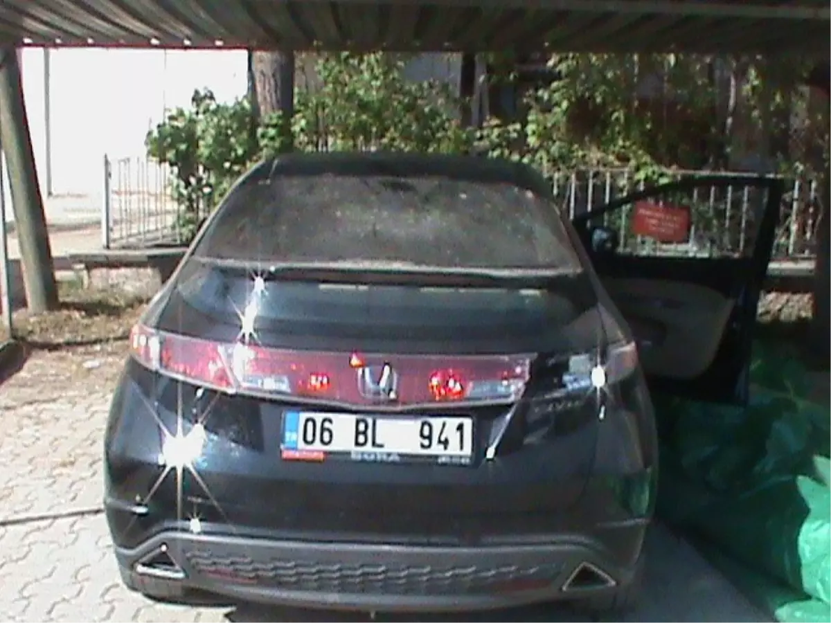 Selendi\'de Hakimin Otomobili Tarandı (2)