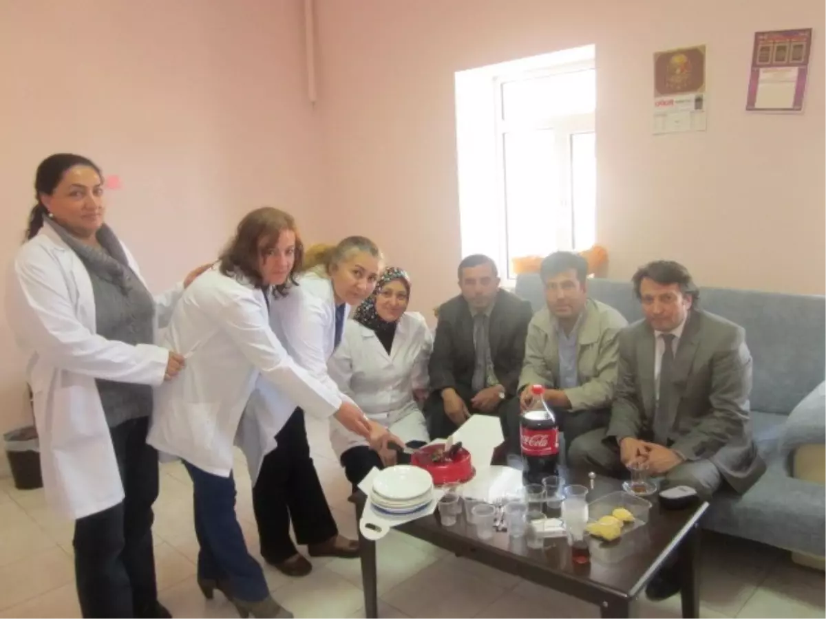 Sendika Yöneticilerinden Ebeler Haftası Kutlaması