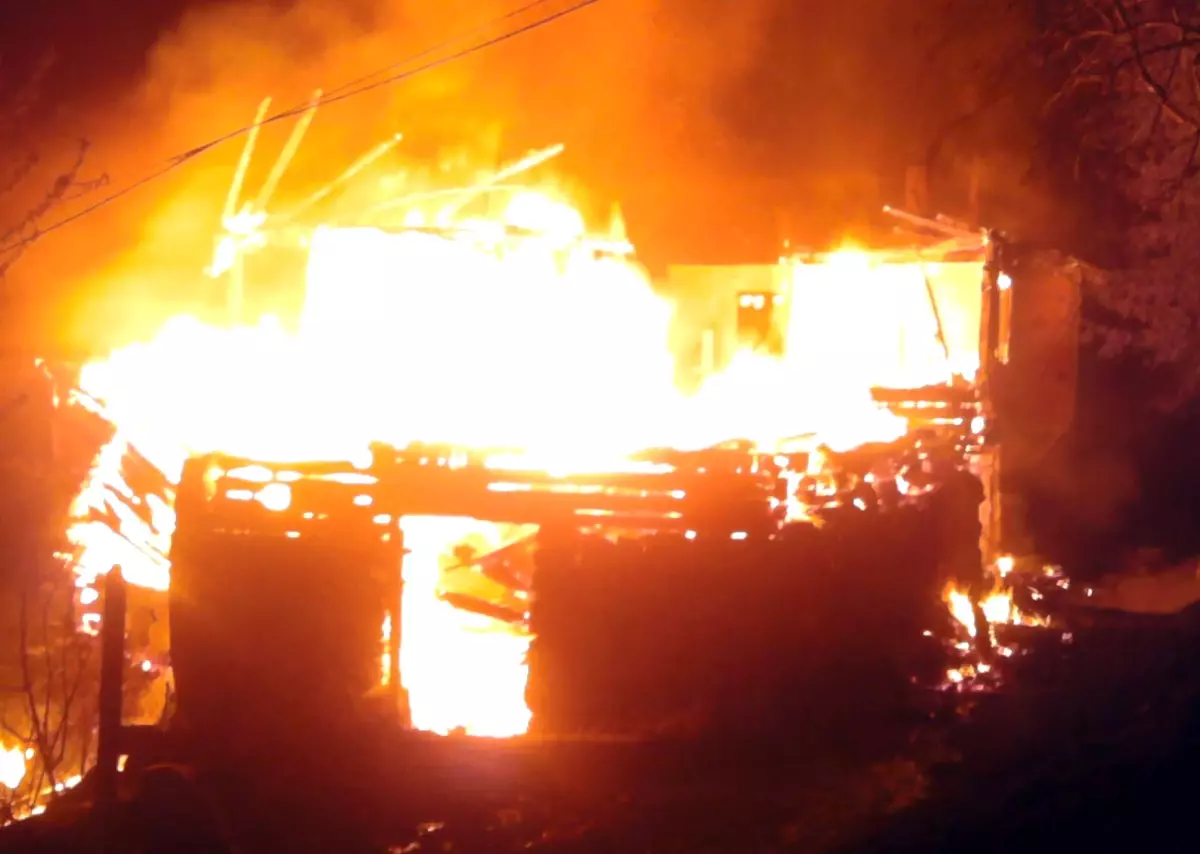 Ulus\'ta Bir Ev Yanarak Kül Oldu