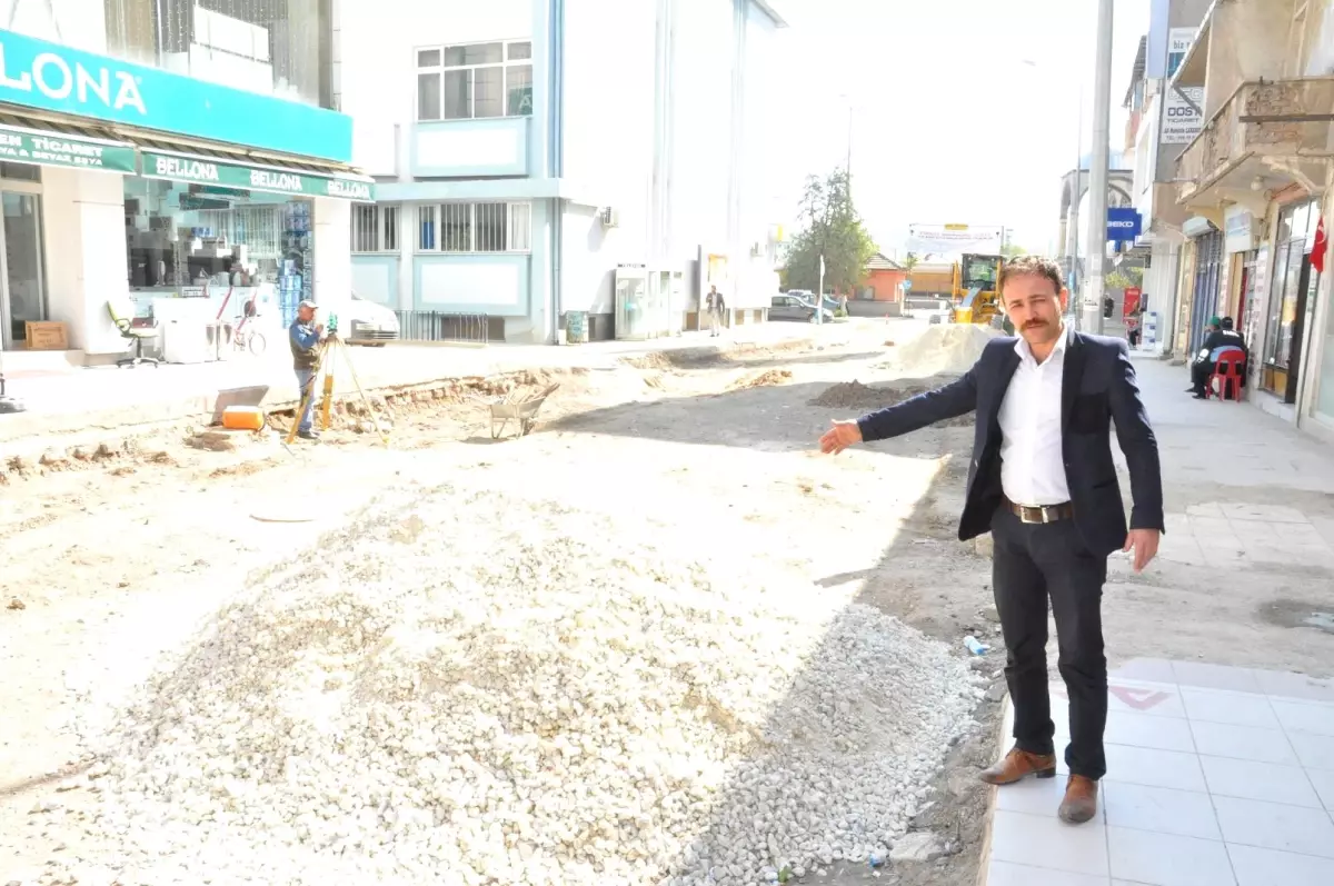 Yerköy\'de Yol Çalışması Esnafı Sıkıntıya Soktu