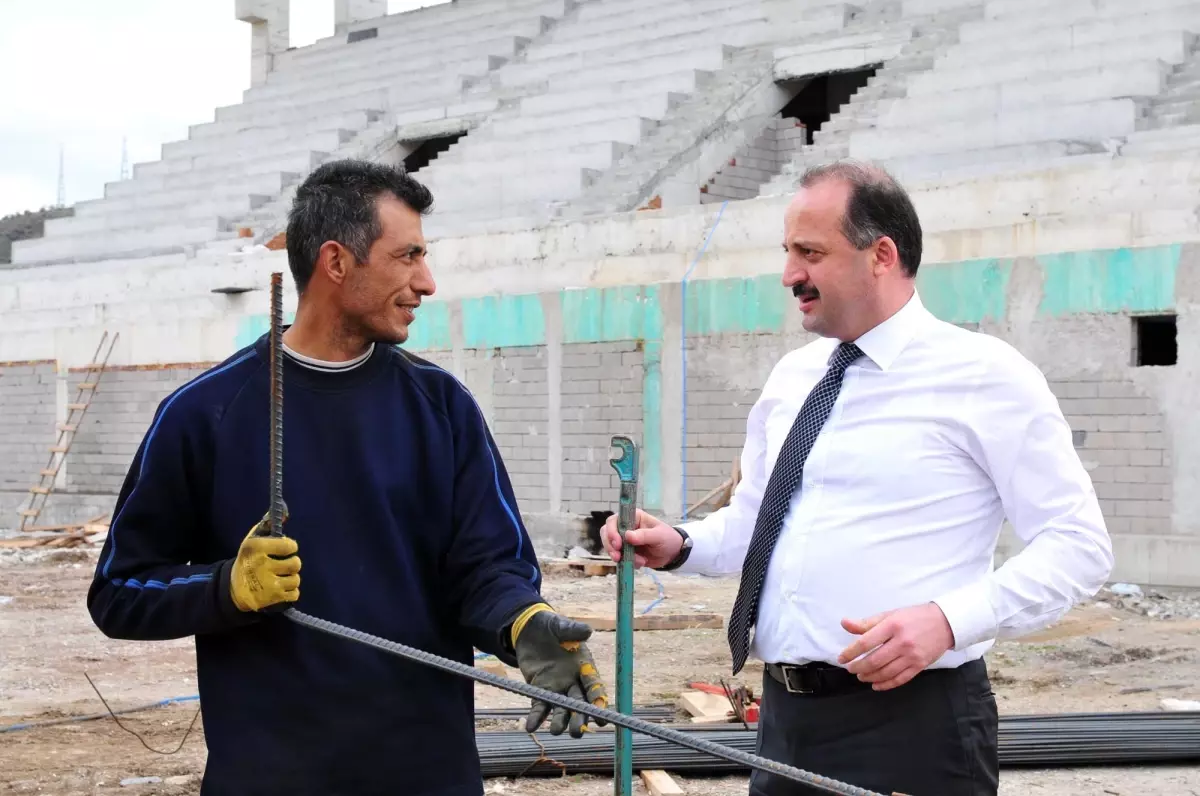 Başkan Akgül Stadın Demirini Büktü