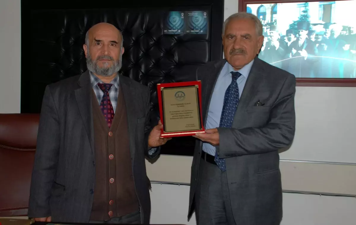 Besni Müftüsü\'nden İş Adamı Alkan\'a Plaket