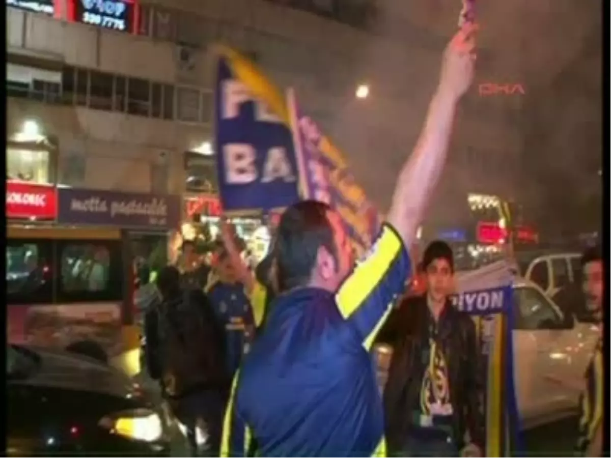 Fenerbahçeli Taraftarlar Galibiyet Coşkusunu Stat Dışında Yaşadı