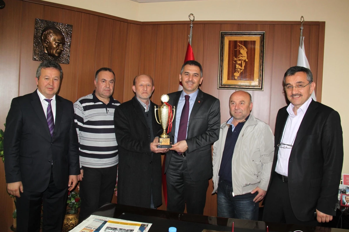 Görele Belediye Başkanı Melikoğlu\'na Şampiyonluk Kupası