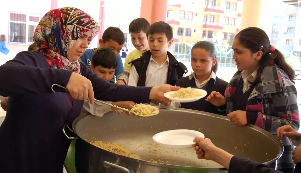 İdareci ve Öğretmenlerden Öğrencilere Kutlu Doğum Pilavı