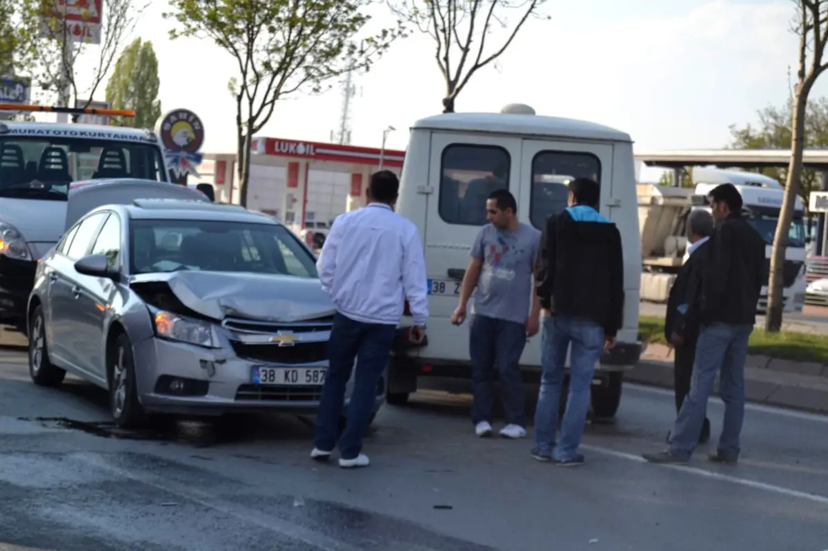 Kayseri\'de Maddi Hasarlı Trafik Kazası