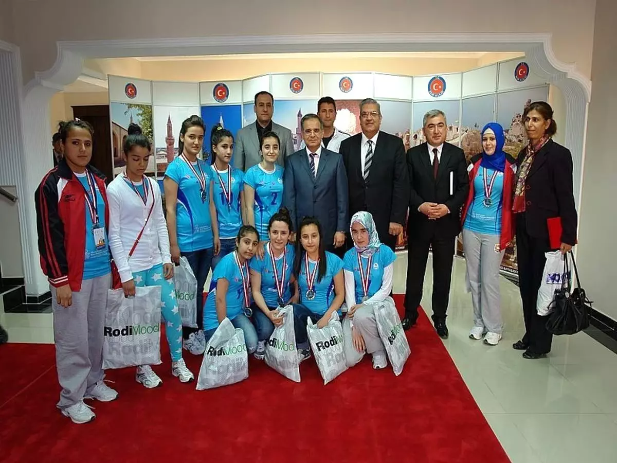 Öğrenciler Kilis Valisi Tapsız\'ı Ziyaret Etti