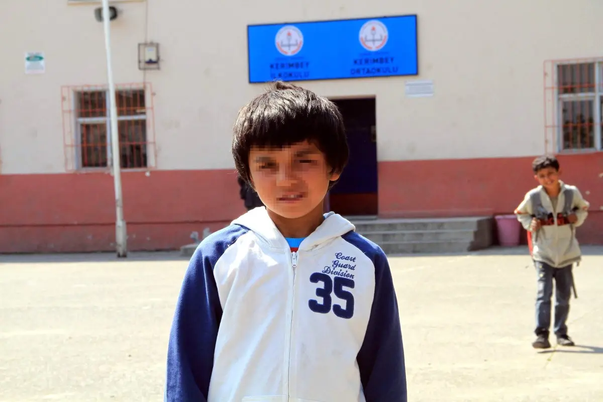 Özgür, Yeni Elbiseleriyle Okula Tekrar Başladı