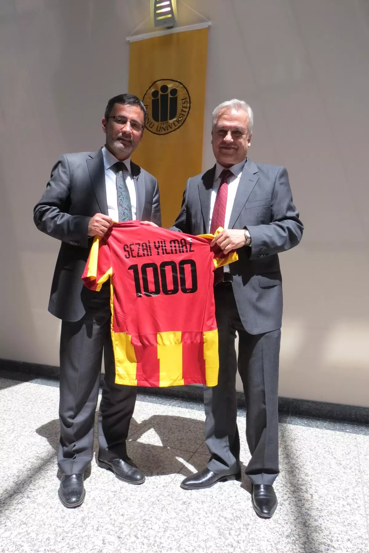 Prof. Dr. Yılmaz\'a 1000 Numaralı Yenimalatyaspor Forması