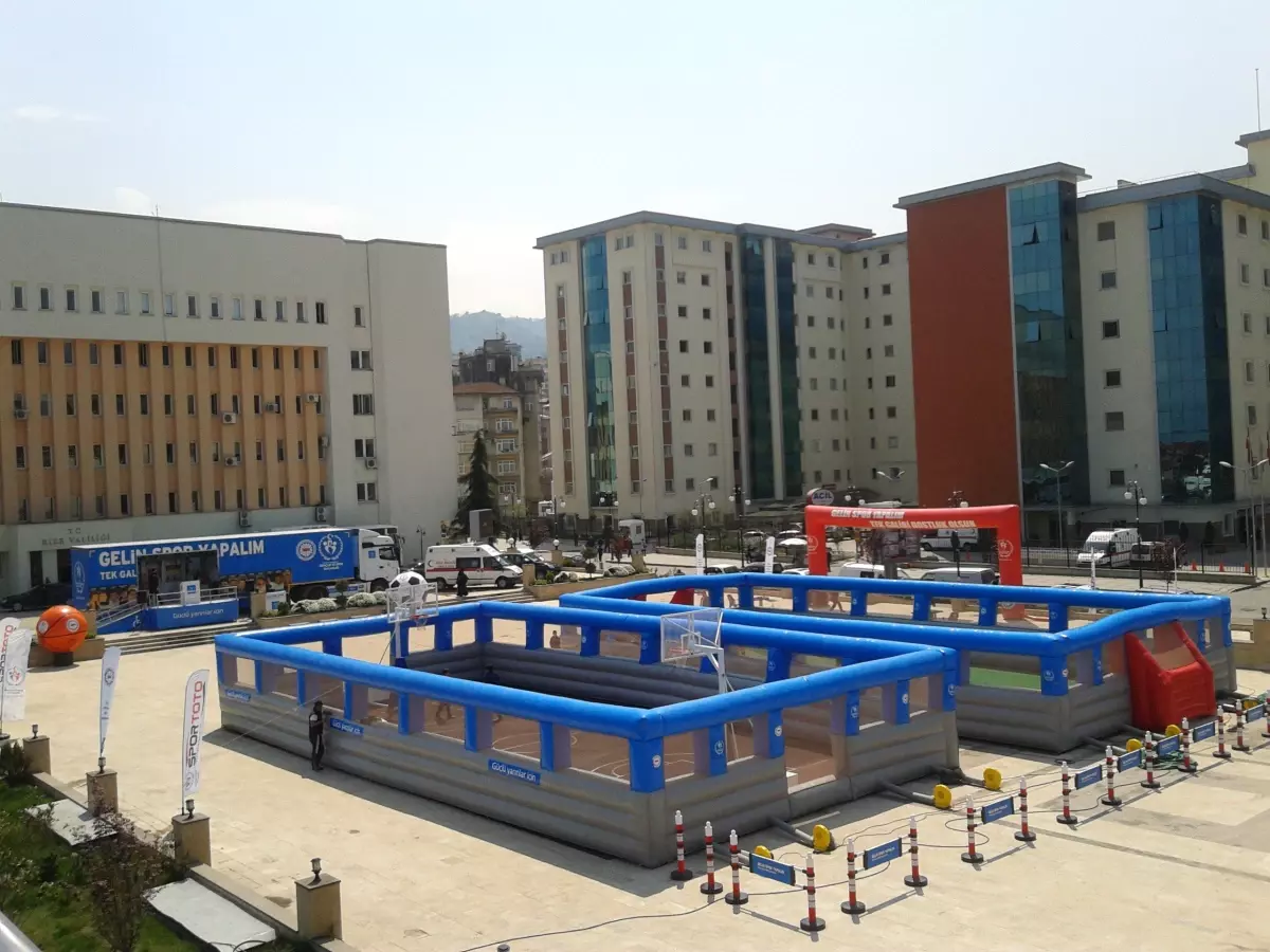 Rize\'de Protokol Futbol Sahasında Buluştu