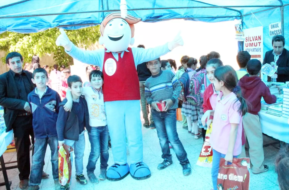 Silvan\'da Öğrenciler Kumbarada Biriktirdikleri Parayla Kitap Alıyor