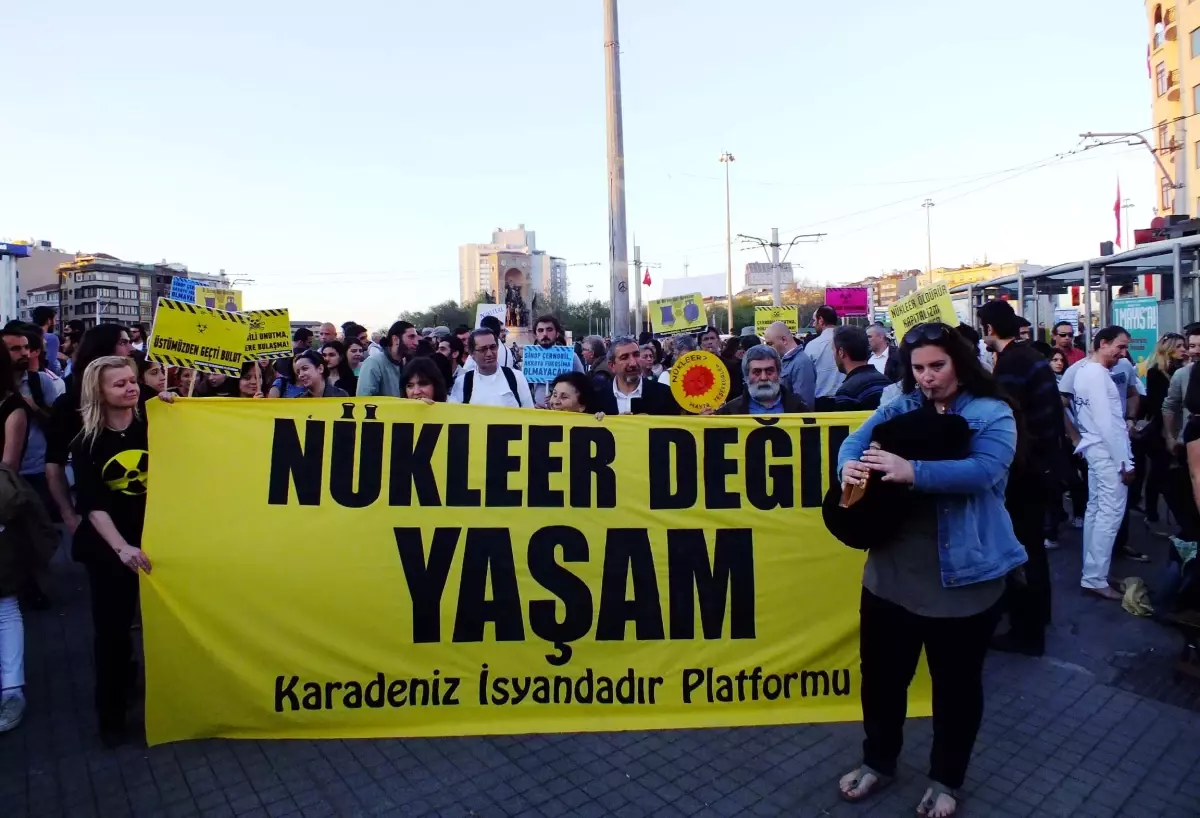Taksim\'de Çernobil Protestosu