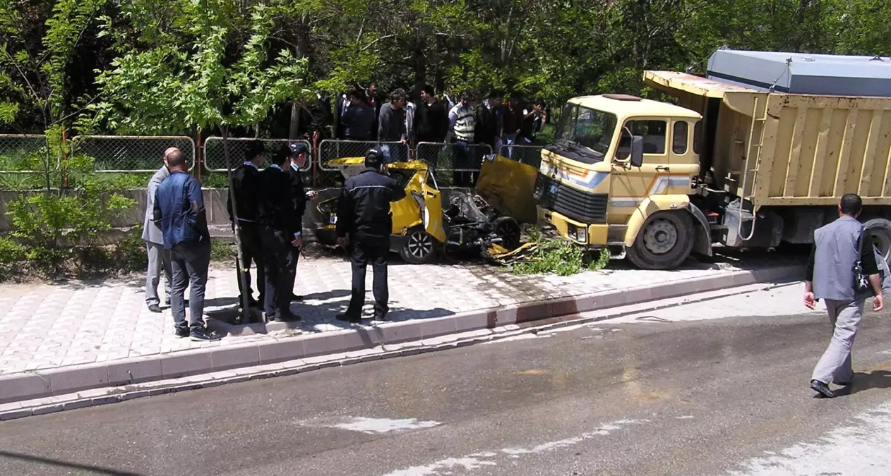 Tankerin Altına Giren Otomobilden Sağ Çıktı