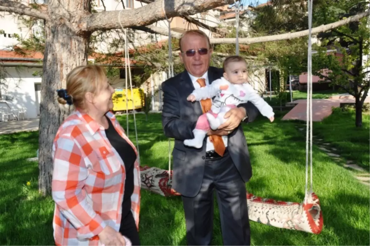 Vali Oğuz\'a 23 Nisan Hediyesi Torunları Oldu