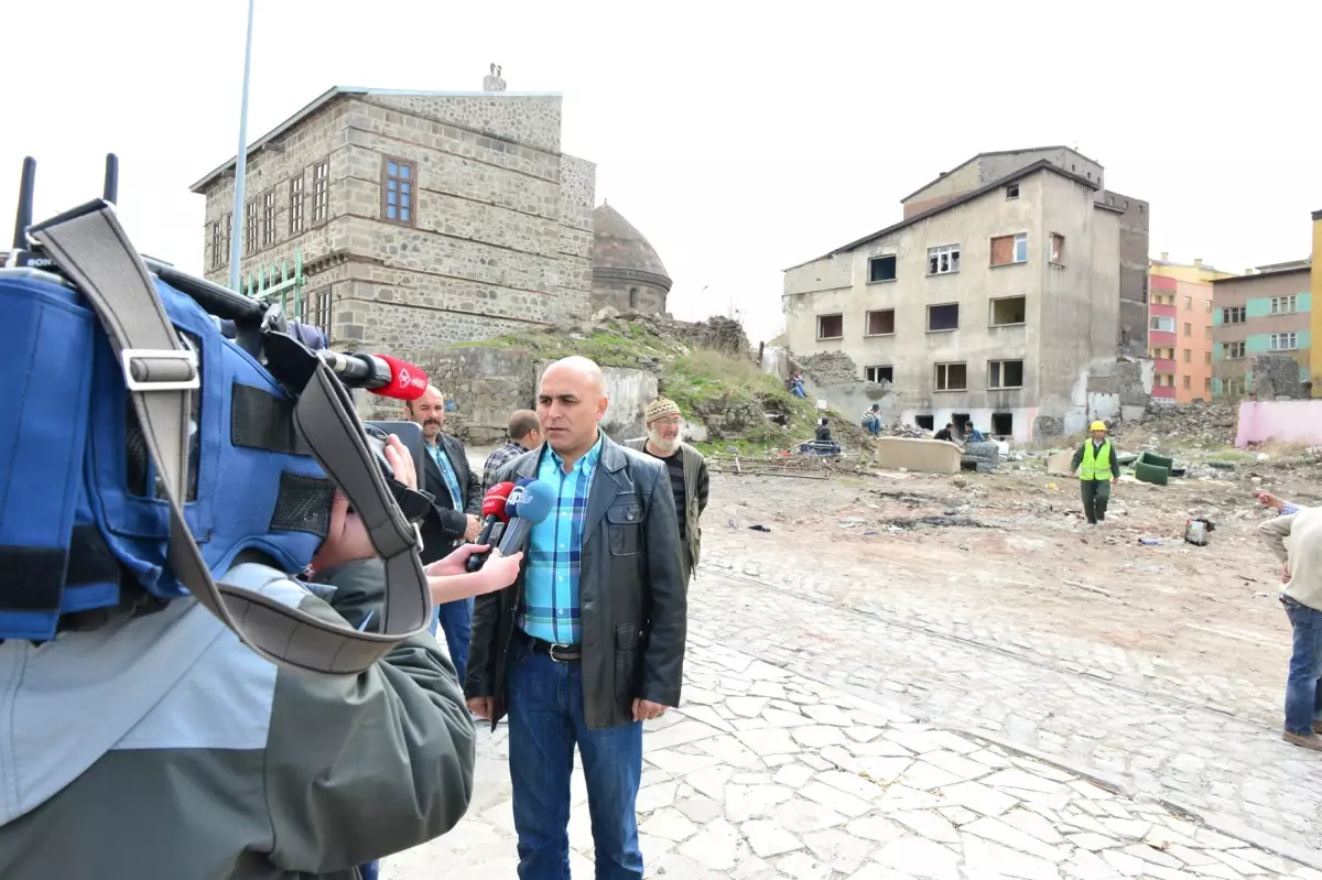 Yakutiye Belediyesi\'nce "Tarihi Kenti Gün Yüzüne Çıkarma Projesi" Kapsamında Eski Binalırın...