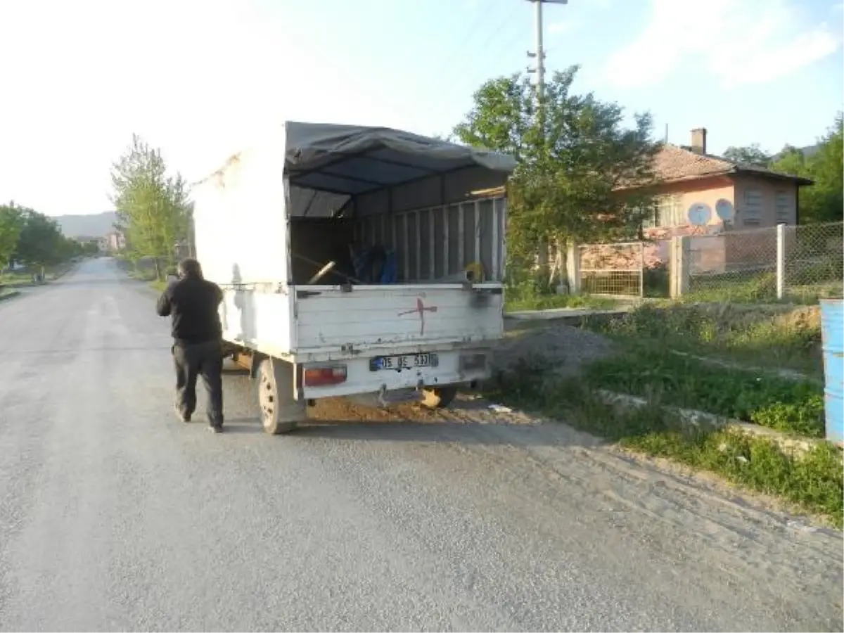 Hareket Halindeki Kamyonetten Düştü