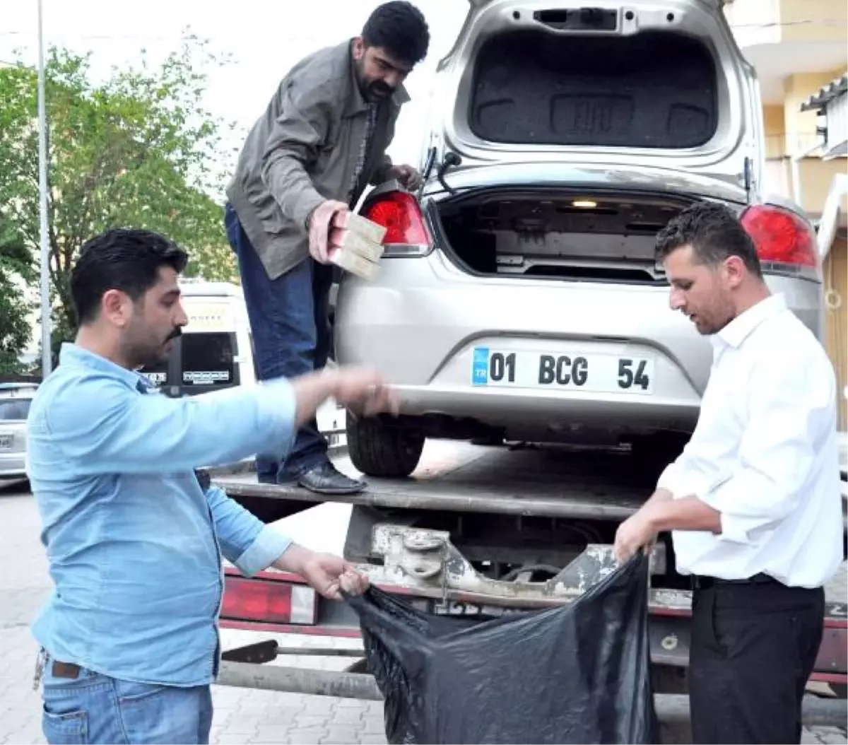 Polisten Kaçarken Kaza Yapan Sürücünün Otomobilinde Kaçak Sigara Çıktı