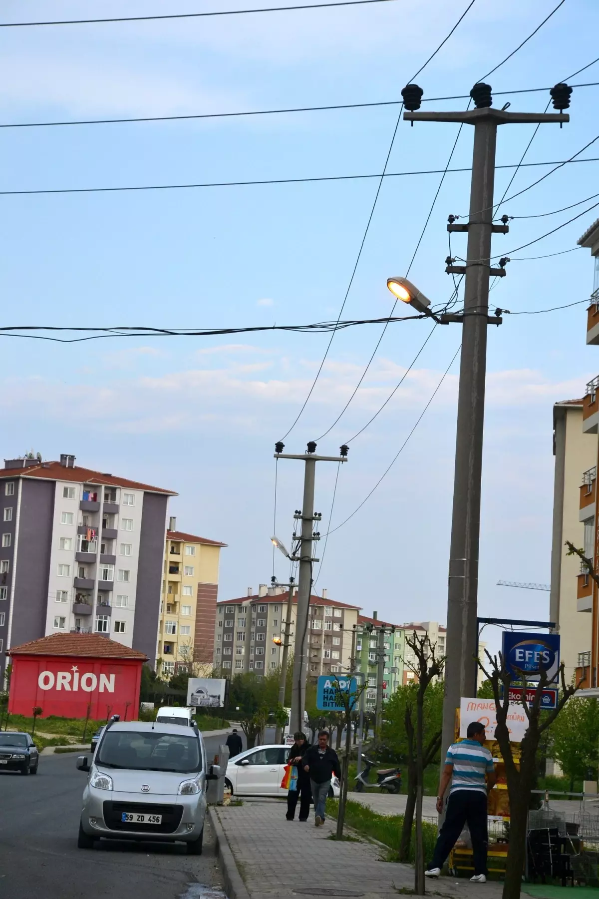 Sokak Lambaları Gündüzleri de Yanıyor