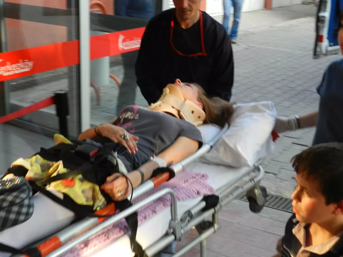 Yolun Karşısına Geçerken Otomobil Çarptı