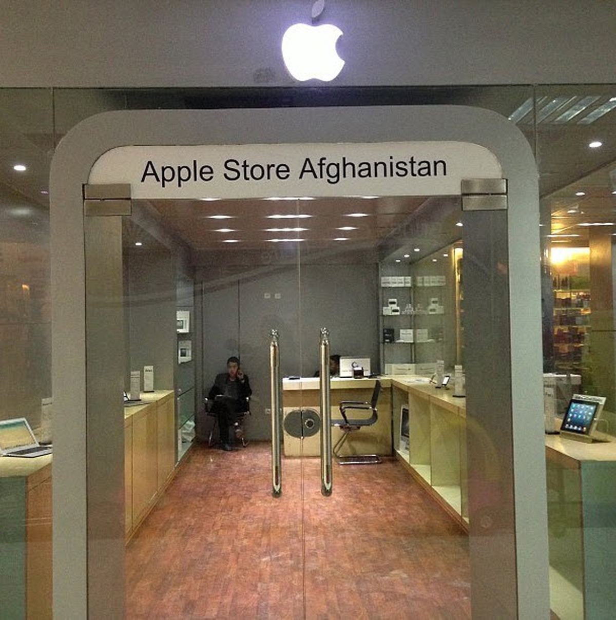 Bir "çakma" Apple Store daha!