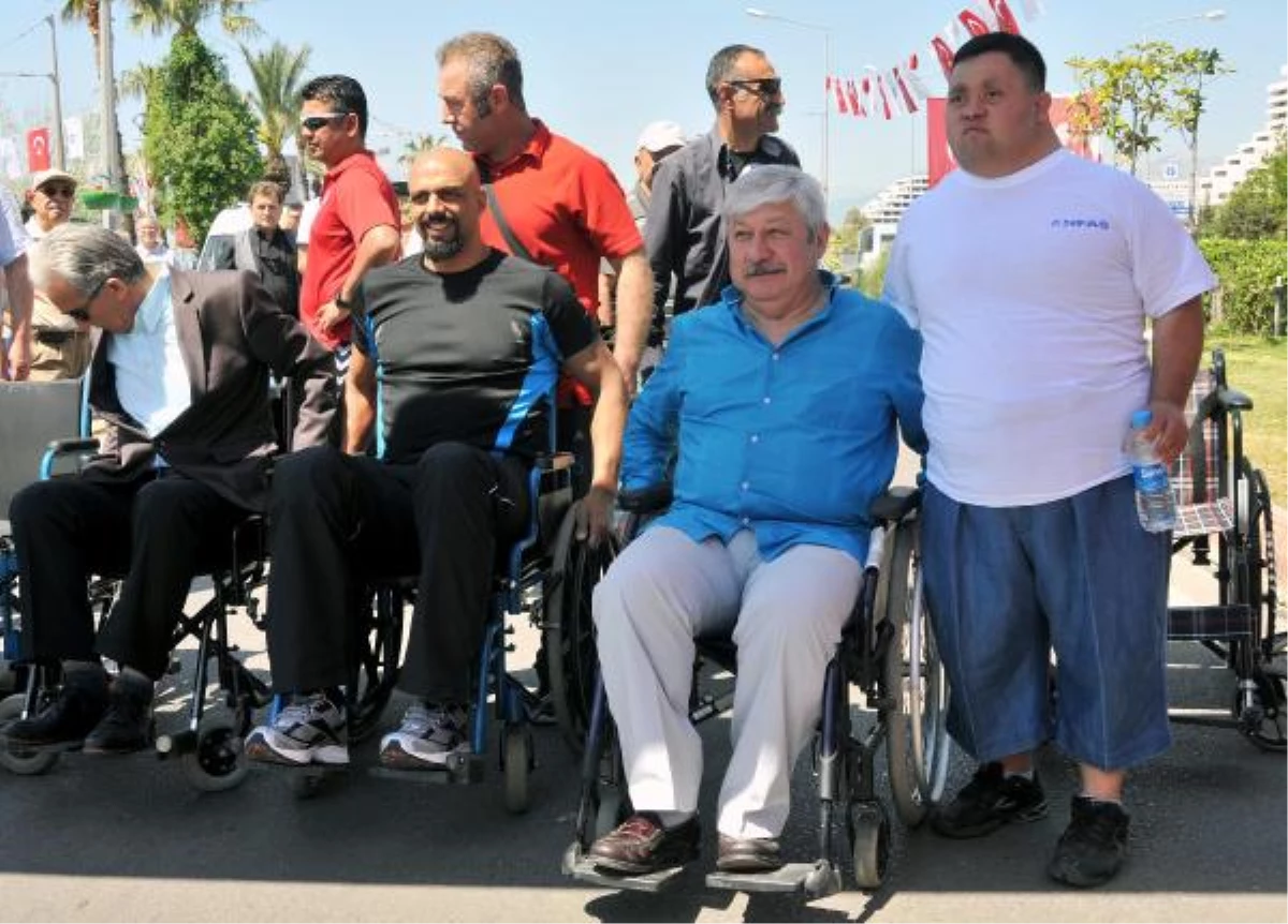 Engelliler Tekerlekli Sandalyeyle Yarıştı