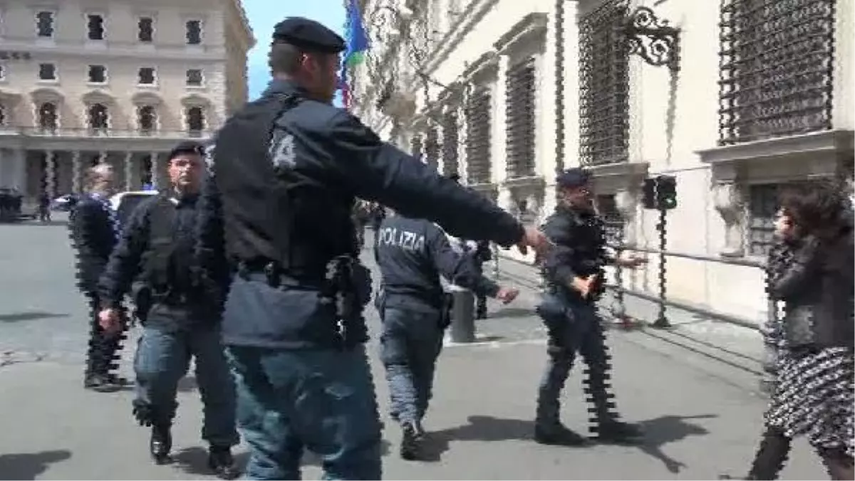 İtalya\'da Bakanlar Yemin İçerken Başbakanlık Binası Önünde Silahlı Saldırı