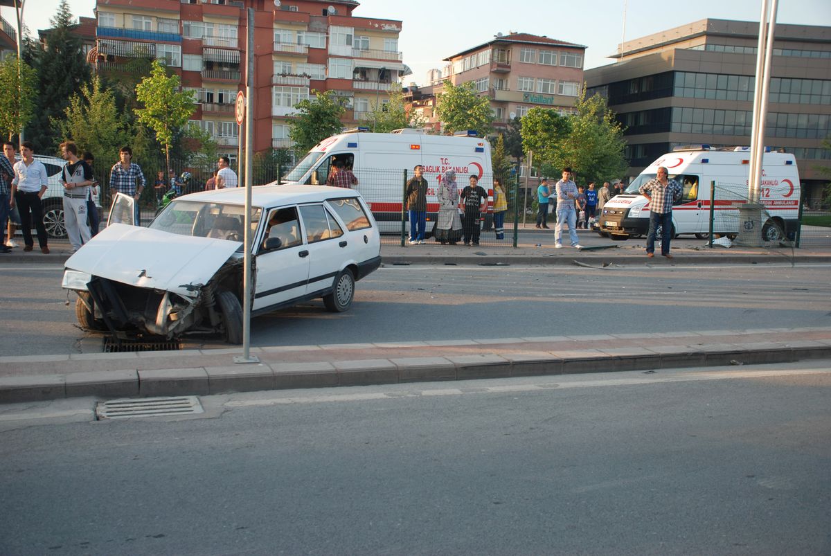 Karşı Şeride Geçen Araç Takla Attı: 3 Yaralı