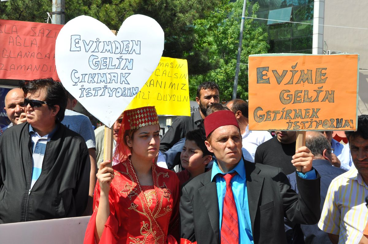 Kırıkkale\'de Bağlama Kırarak Sokak Düğünlerinin Kaldırılmasını Protesto Edildi