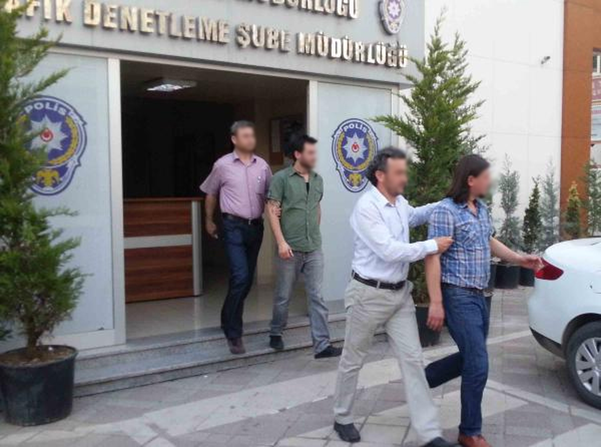 Öğrencilerin Bar Partisine Polis Baskını