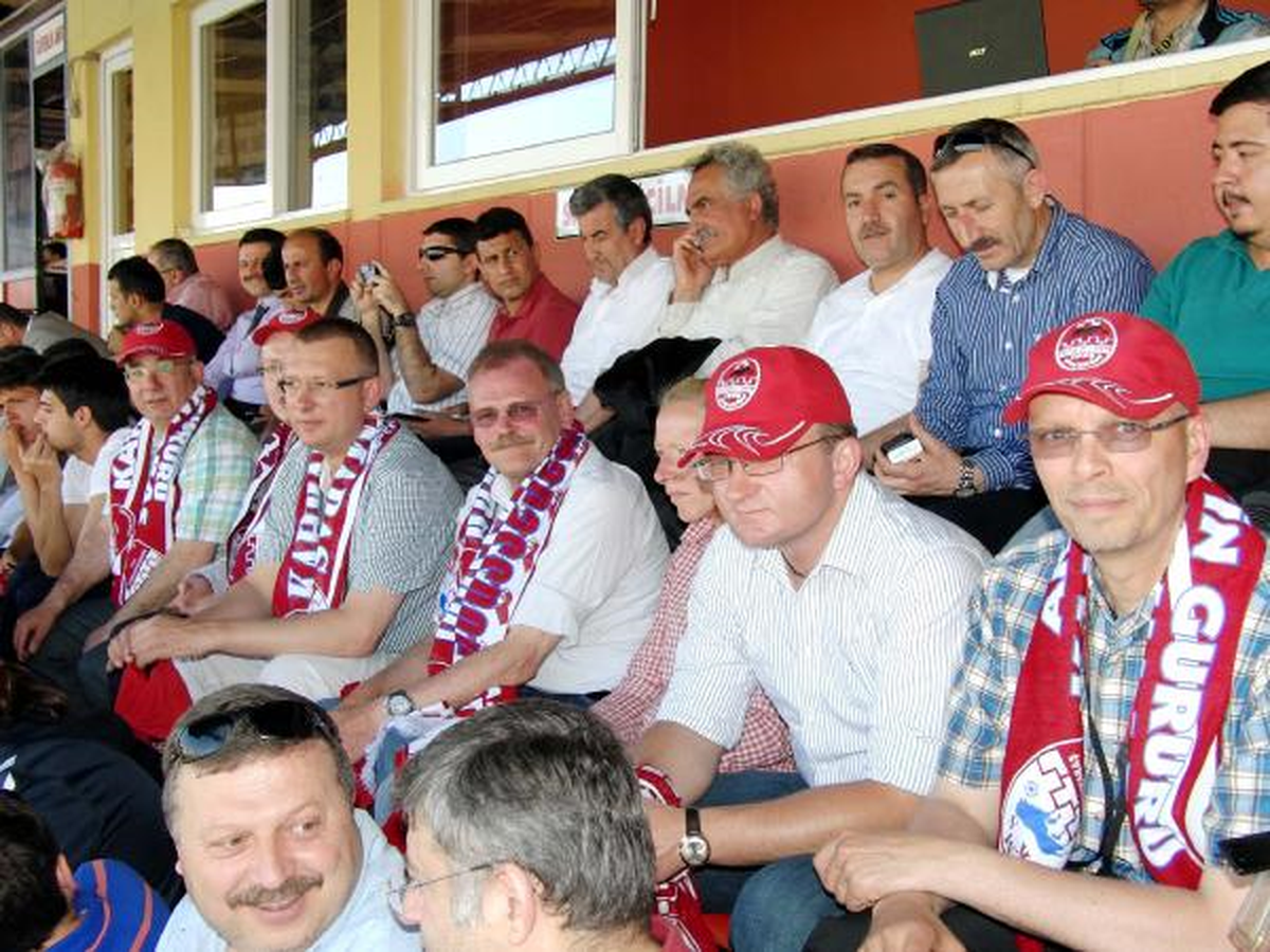 Patrıot Komutanı,Maçı Kaşkolla İzledi