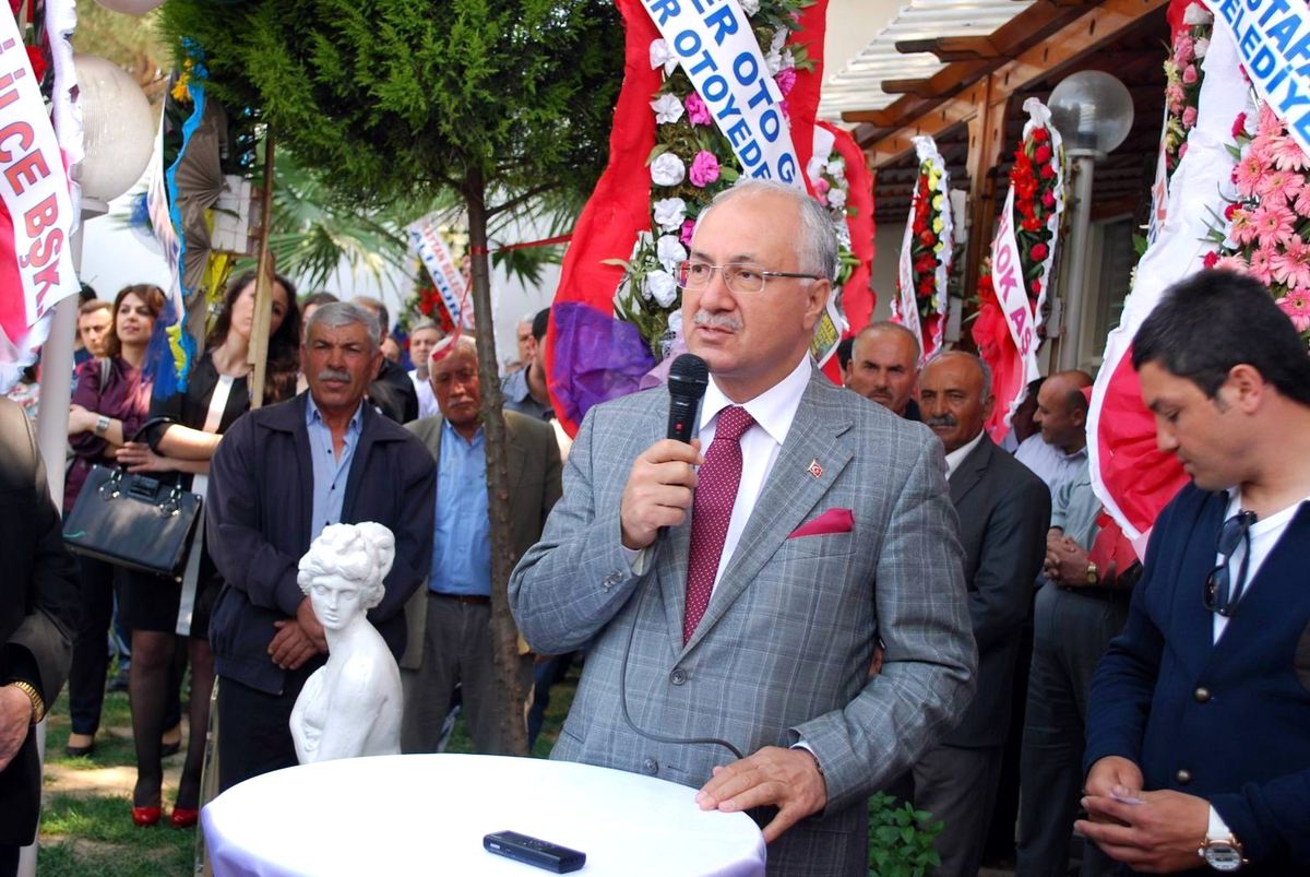 Vali Daşöz, Salihli\'de İşyeri Açılışına Katıldı