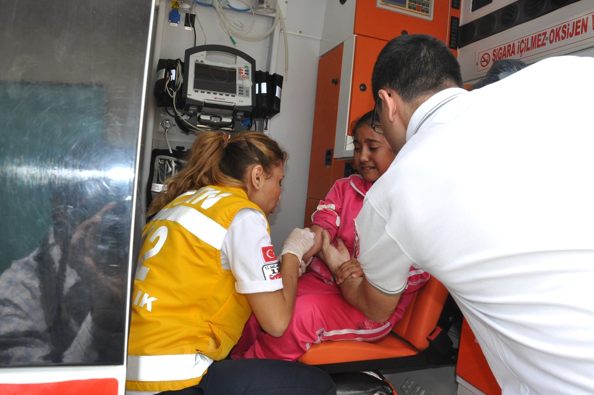 Aydın İncirliova\'da 28 Öğrenci Zehirlenme Şüphesi ile Hastaneye Kaldırıldı