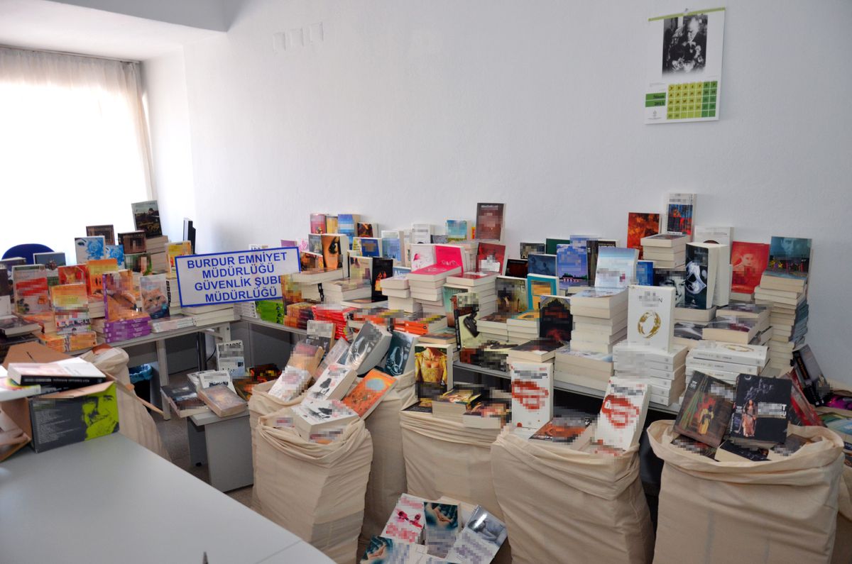 Burdur\'da 2 Bin 64 Adet Bandrolsüz Kitap Ele Geçirildi