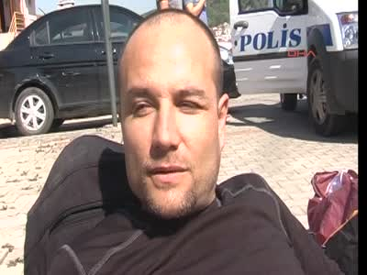 Çatıya Zorunlu İniş Yapan Paraşütçü Yaralandı