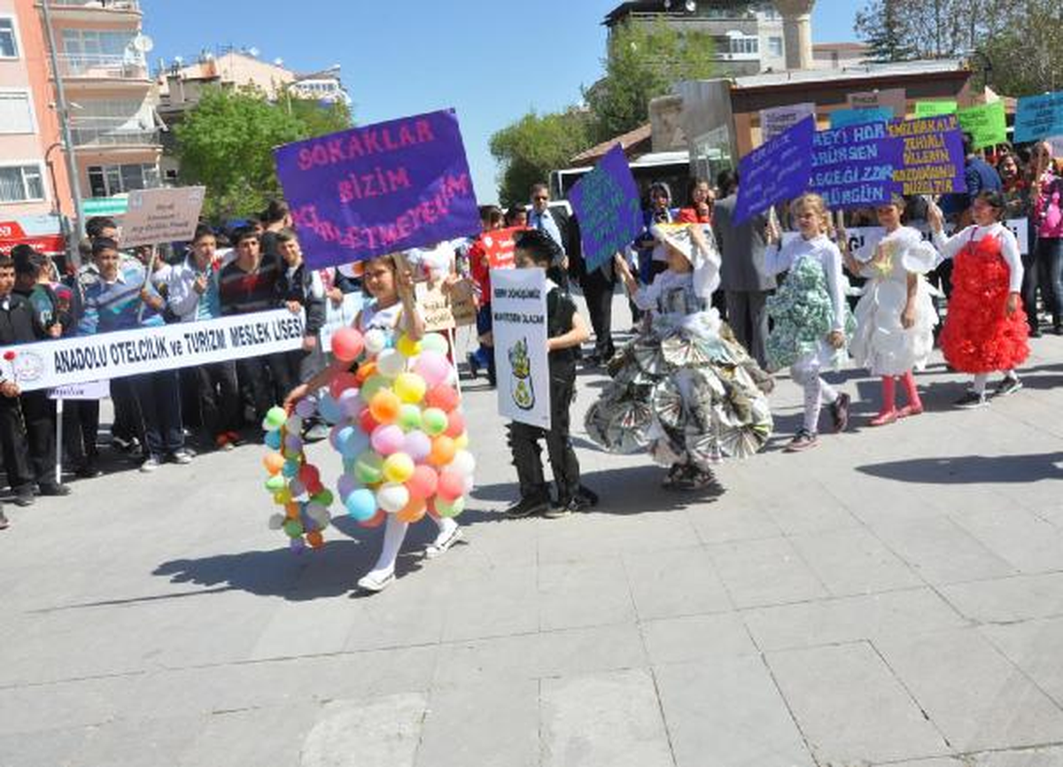 Karaman\'da Geri Dönüşüm Defilesi