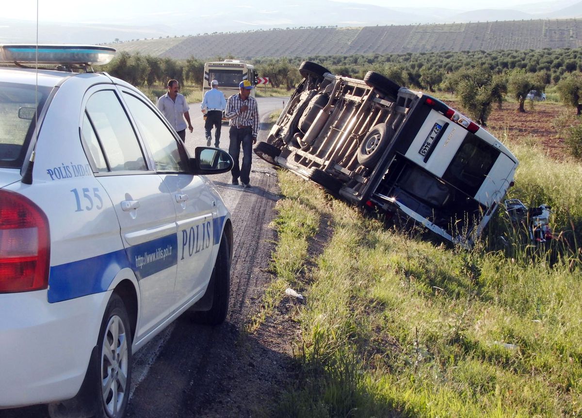 Minibüs Şarampole Devrildi: 5 Yaralı