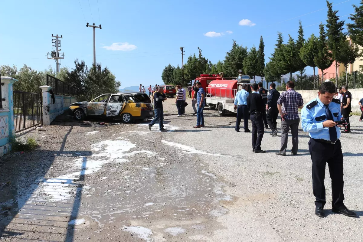 Park Halindeki 2 Otomobil Yanarak Hurdaya Döndü