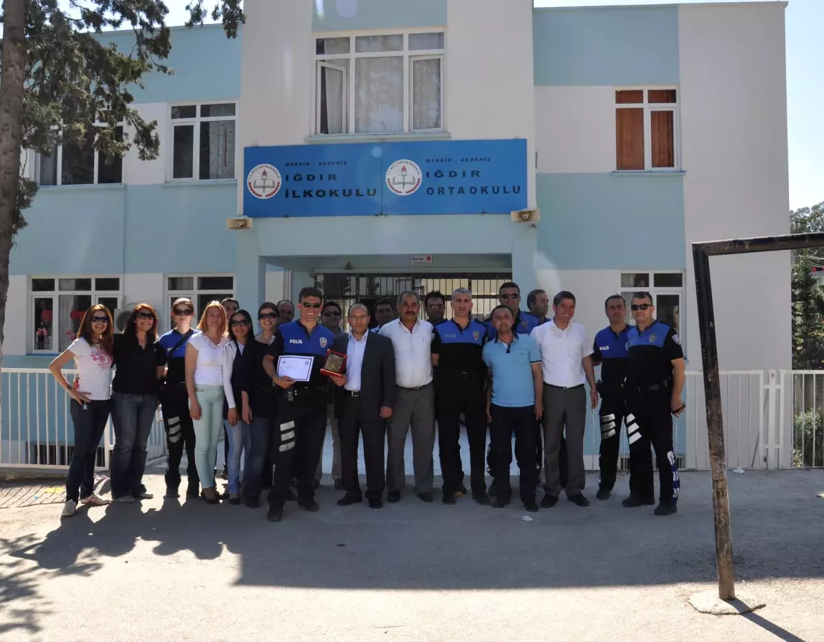 Polislerden Köy Okuluna Anlamlı Destek