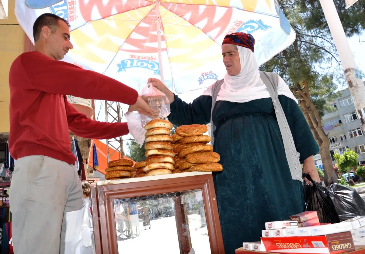 Suriyeli Mülteci Simit Satarak Geçimini Sağlıyor