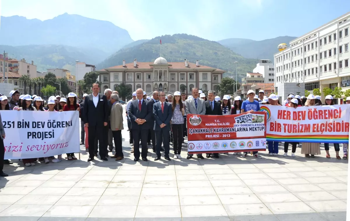 Vali Daşöz, Dev Öğrencileri Çanakkale\'ye Uğurladı