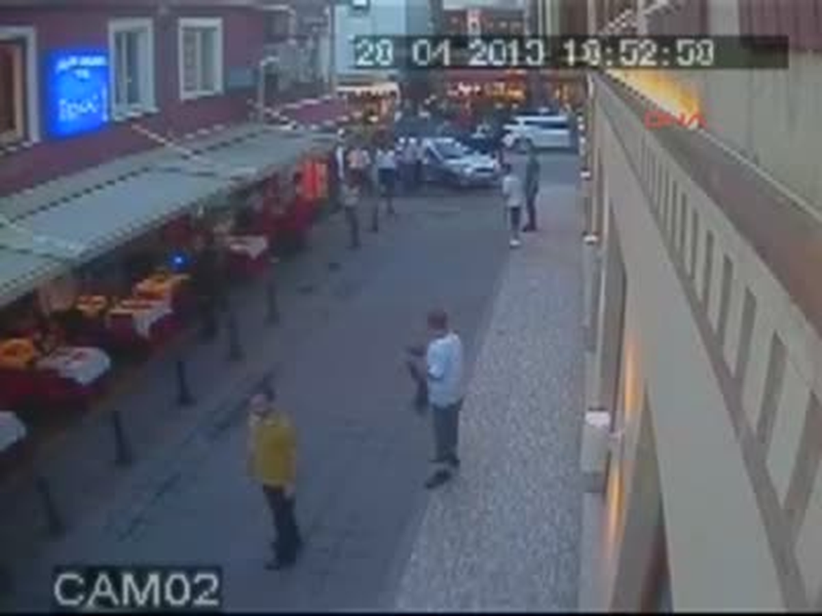 Yeşilköy\'de Silahlı Saldırı Dehşeti Güvenlik Kamerasında Yeşilköy\'de Silahlı Saldırı Dehşeti...