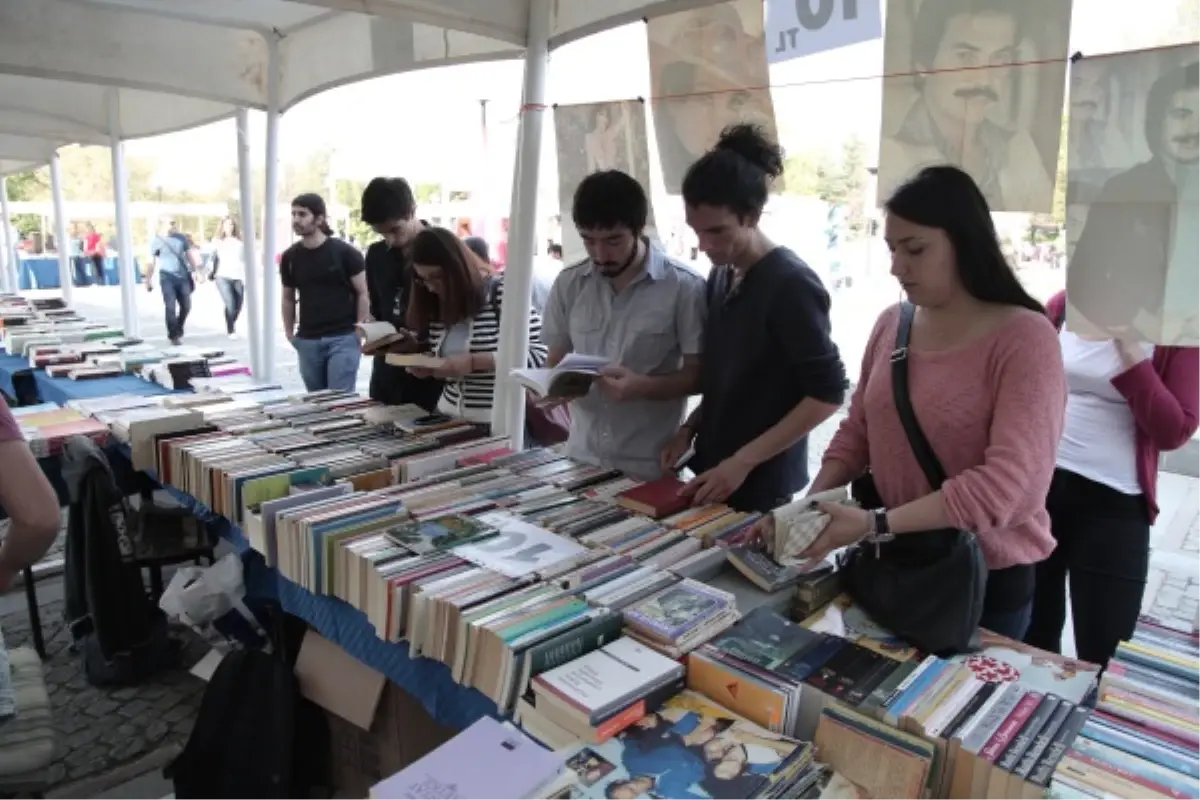 Ankara\'da Öğrenci İşi "Gerçek" Bir Kitap Fuarı
