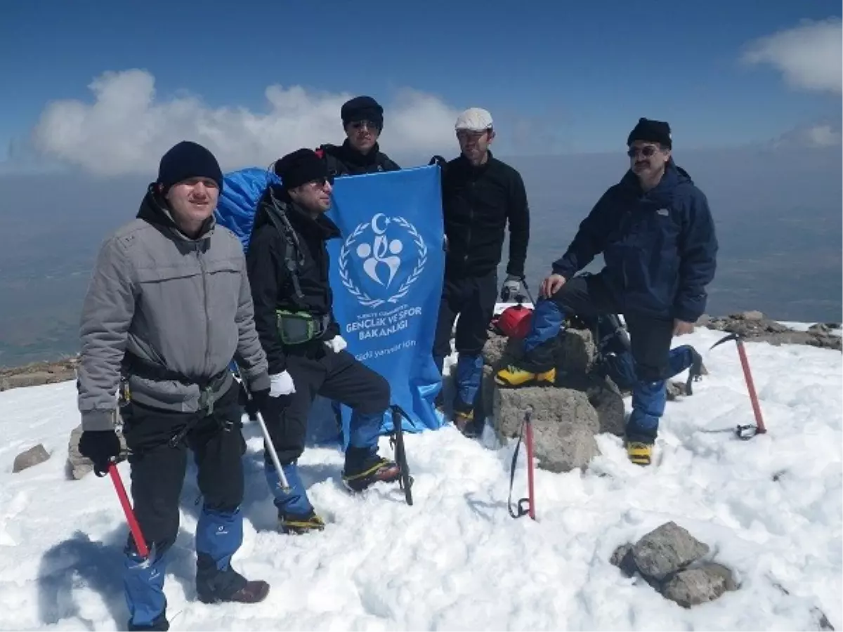 Nevşehirli Dağcılar Hasan Dağına Tırmandı