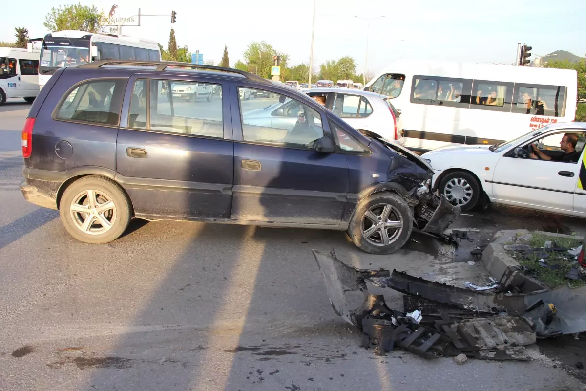 Samsun\'da Trafik Kazası: 3 Yaralı