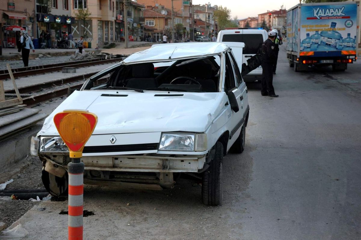 Takla Atan Araçtan Sıyrık Bile Almadan Çıktılar