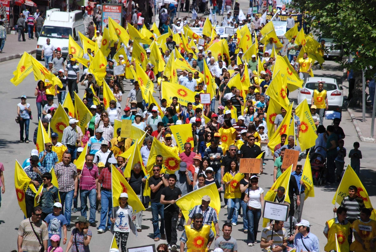 1 Mayıs\'ta Türk Bayrağı Gerginliği