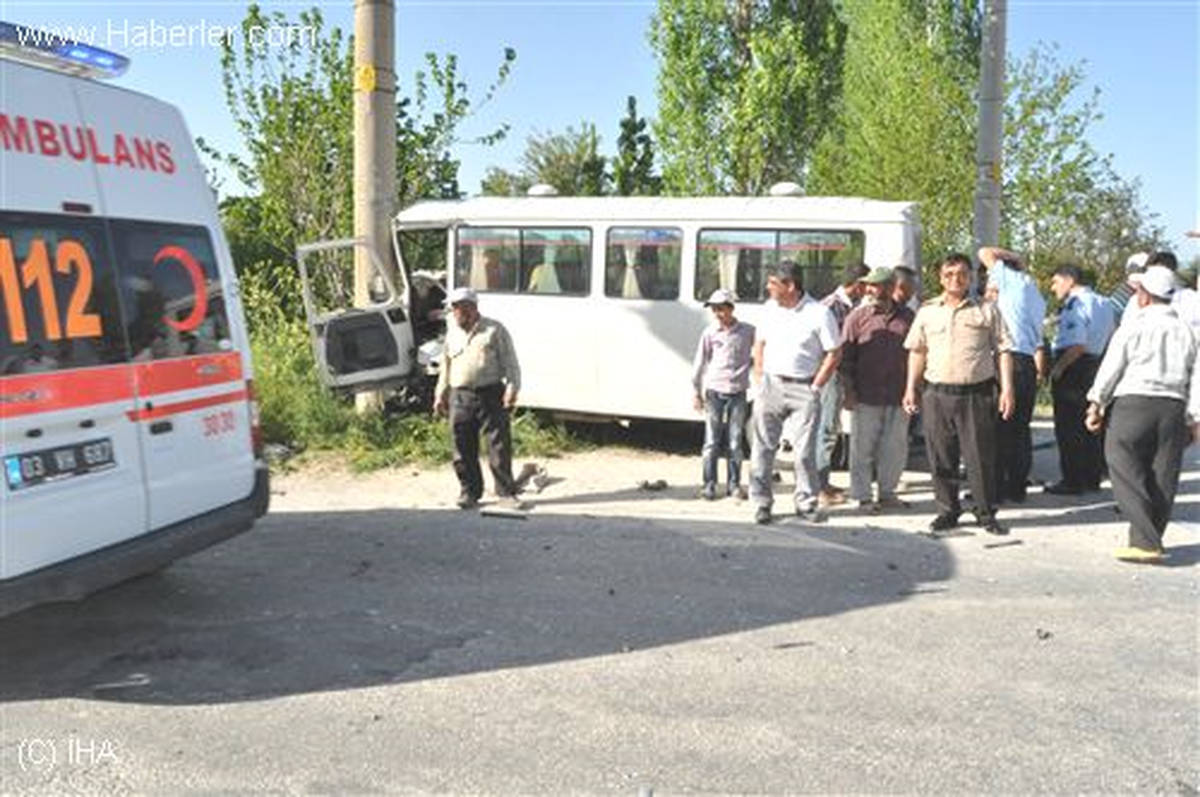 Afyonkarahisar\'da Minibüs Otomobille Çarpıştı: 7 Yaralı